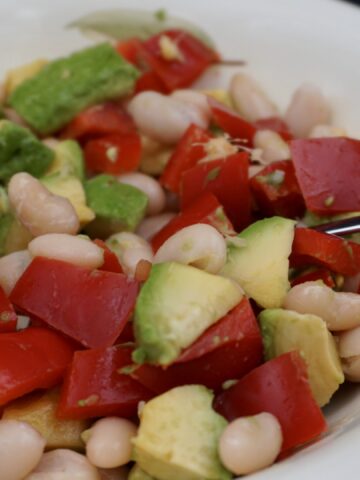 Avocado and red pepper salad with beans