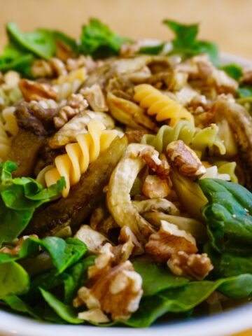 Aubergine and pasta salad with honey and walnuts