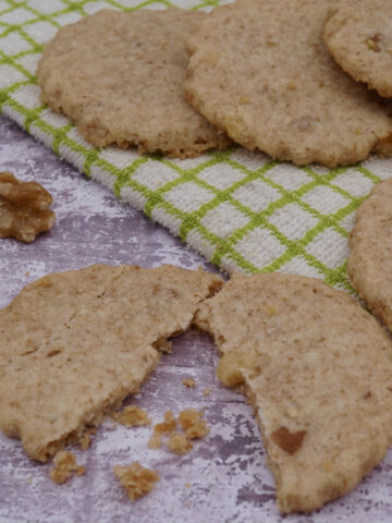 Wholemeal walnut shortbread biscuits