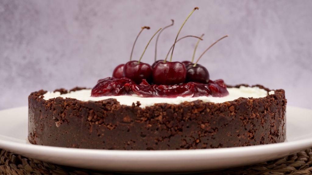 Cherry cheesecake with chocolate crust