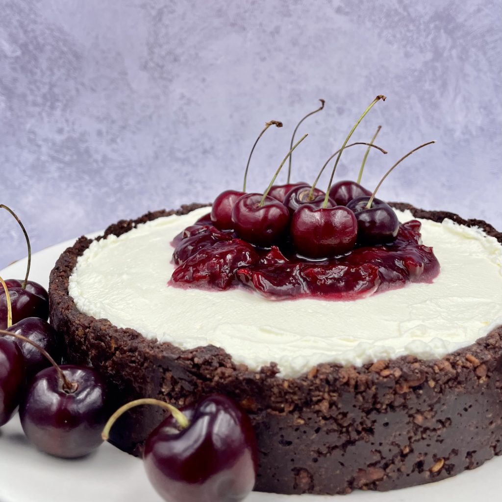 Cherry cheesecake with chocolate crust