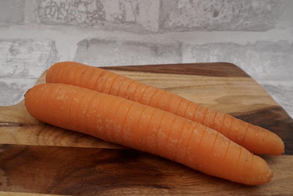 Carrots with slits to prepare hasselback carrots