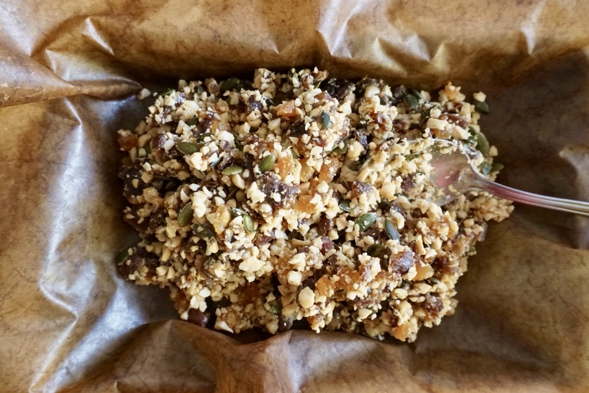 Transferring mixture for energy bars into a tray