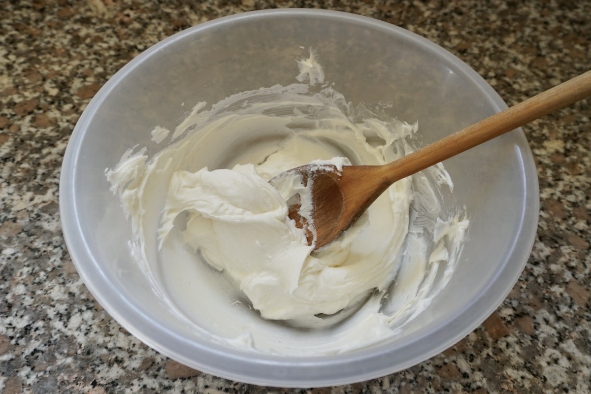 Cheesecake cream in a bowl