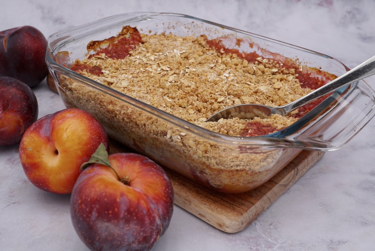 Fruit crumble with oats