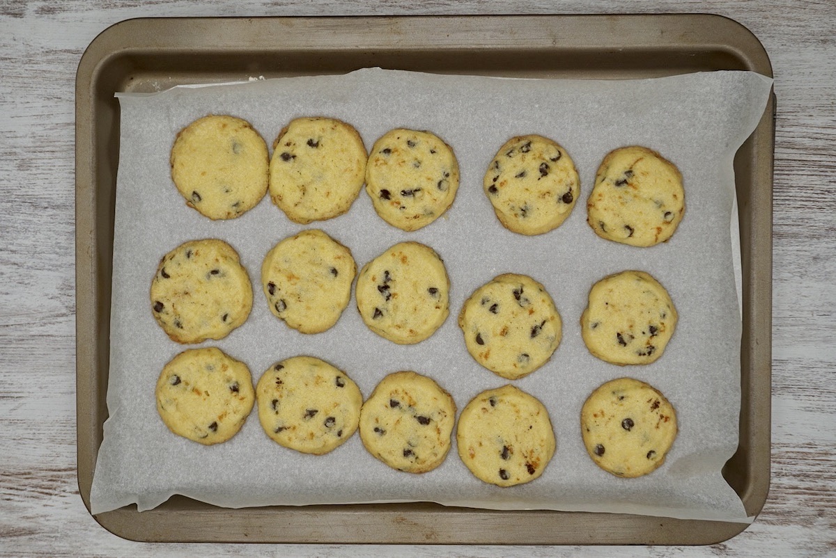 Freshly baked cookies on a baking tray.
