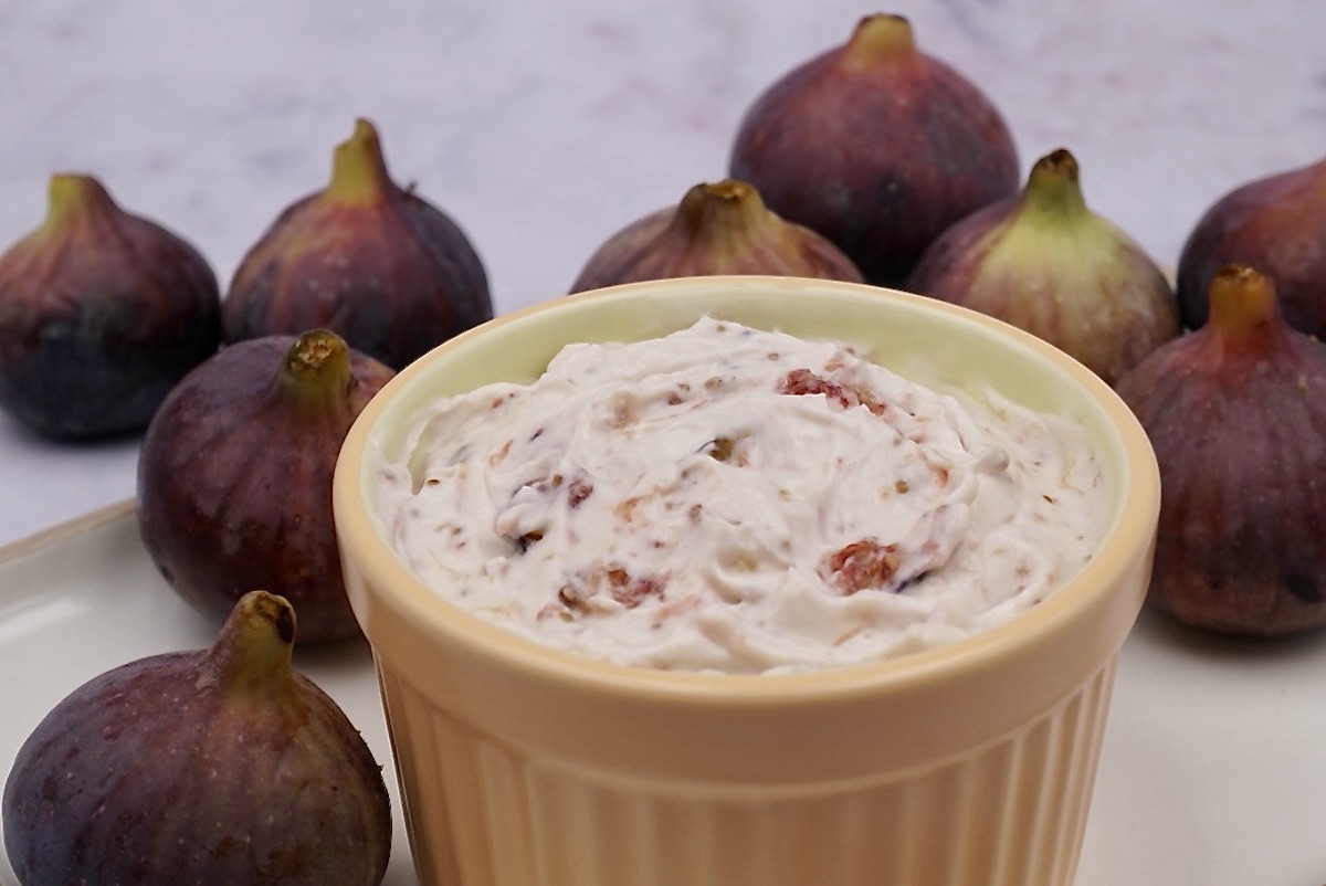 A serving of fig mousse and some fresh figs.