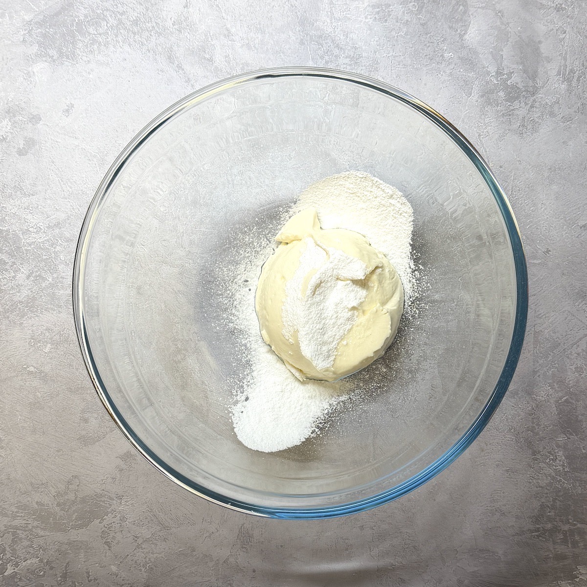Mascarpone and icing sugar in a bowl.